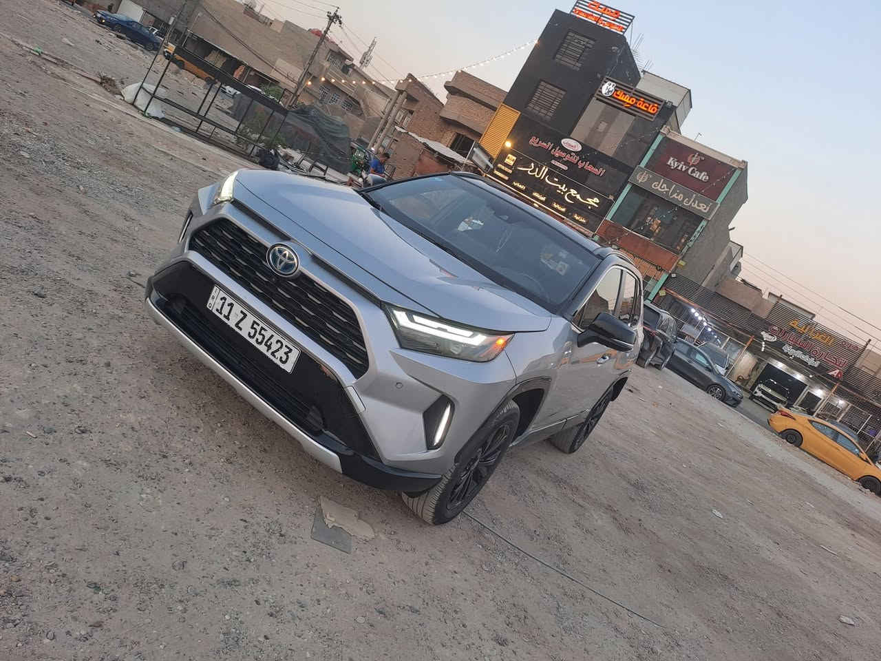 السلام عليكم  السعر 270 ورقه وشرط تجي تأخذها للسونار اذا طلع بيها شي مكايلك عليه اني اخسرلك فلوس السونار والسياره احلى من صورها للبيع فقط راف فور هايبرد وارد أمريكي موديل 2023 محرك 2500 فئه xse فول مواصفات للاخير بانوراما معروفه مواصفات ال xse حادثها موضح بالصوره تصليح شبر بالجاملغ ومصبوغ على كد الشبر الباقي مكفول من الصبغ راديترات غراضها كلها اجتي وياها مرقمه بغداد للإستفسار ***********
