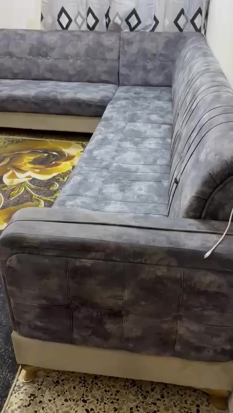 السلام ؏ـليڪـُم للبيع تخم ديوان 10 مقاعد نضيف مابي اي عيب سعره 300 وبي مجال قليل مكاني الشعله حي الجوادين للاستفسار ‭0787 615 3927‬ بي واتساب
