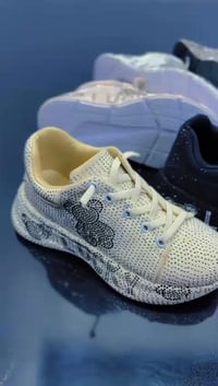 مقاس ٣١-٣٦ • مقاس ٢٥-٣٠ • حذاء طبي خفيف