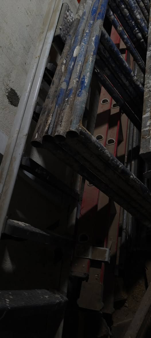 السلام عليكم  اللبيع سكله عدد 2  وربن ماء ودرج 3 متر يفتح سته متر  ودرج عادي 7 بايات  وكمبريسر  وربن ماء  ((البيع  كلهن))   مكاني بو غرق  ***********
