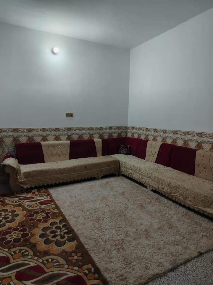 بيــــت للبيــــــع
في حي الزهراء مساحته ( ١١٤ ) متر مربع 
يتكون من 
١. غرفه نوم 
٢. استقبال
٣. صاله
٤. مطبخ 
٥. صحيات 
٦. السطح شتايكر 
٧. السقف عكاده
السعر المطلوب ٨٥ وبي مجال 
للاستفسار الاتصال
 ابو ريتاج ***********
