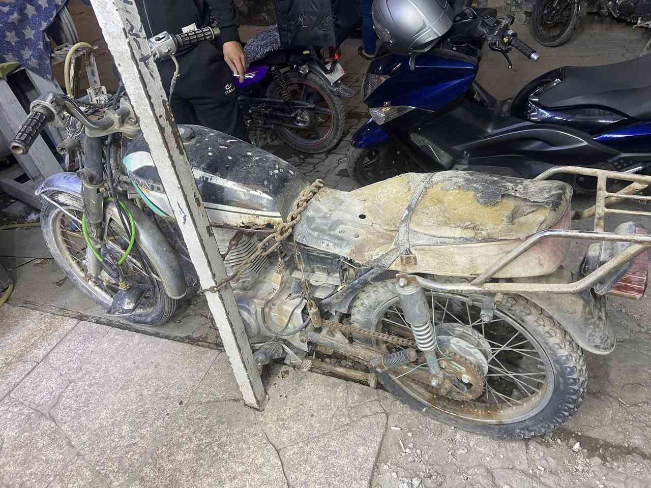 السلام عليكم عندي هاي الدراجه موديل ٢٠٠٤ هوندا ياباني اصل متروكه صار هواي ابيعهة كوم حديد مكاني بغداد الحريه موجود واتساب وماسنكر ***********
