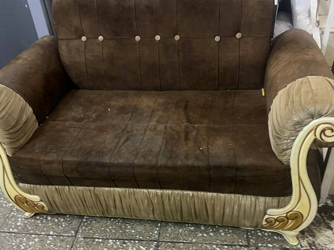 السلام وعليكم عندي هذا تخم السعر ١٥٠ وبي مجال بسيط عندي هذن القنفات بلنص بس رجلهن مكسورة مأشرة عليهن للاستفسار ***********
