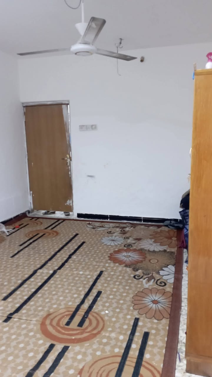 بيت ١٠٠ متر حي الوفاء قرب مجسرالزهراء طابق ونص نظيف بناء شيلمان كما موضح بالصور السعر١١٠ اي ستفسار ***********
