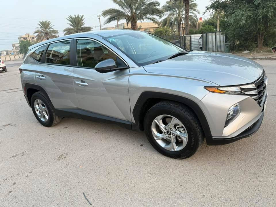 السلام عليكم للبيع توسان موديل 2024 رقم بغداد بأسمي ماشيه 11 الف مكاني بالحله ابيع  واراوس السياره بيه صبغ جاملغ السائق مابيه تبديل لونه كلش حلو رصاصي فاتح .. للاستفسار ***********
