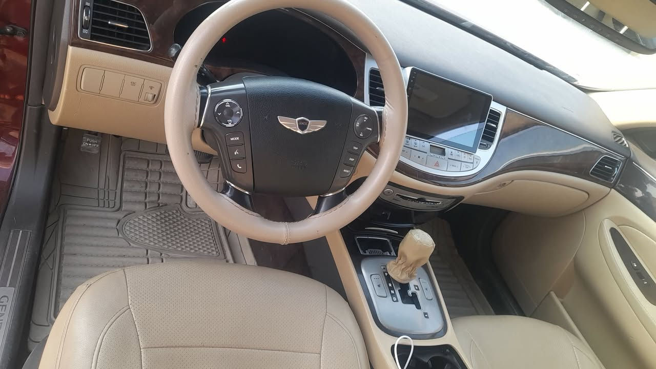 سياره نوع جينيسز موديل 2011 رقم بغداد الون ماروني كامله عده لفتحه ضرره جاملغ والباب 
و بلبنيد يعني هيه ضربته مال امريكا  سعرهه 97 ورقه وبيهه مجال للتواصل الرمادي 
للاستفسار رقم خاص
