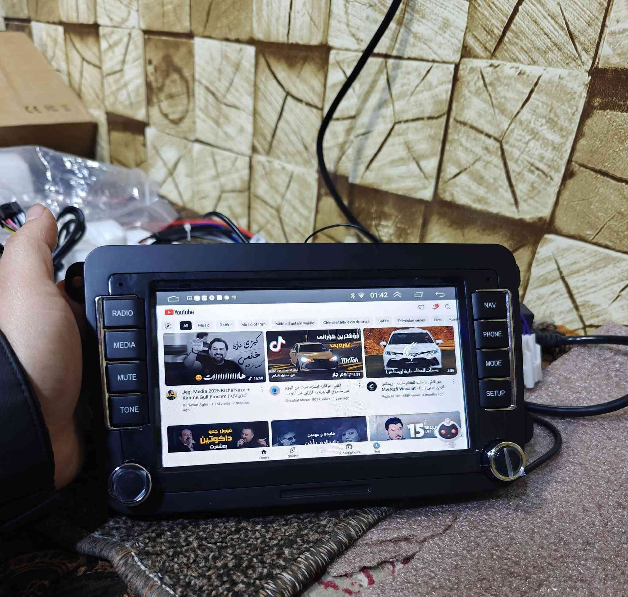 شاشەیەکی ئەوروپی  لۆک
بۆ  ڤۆلکس واگن و سکۆدا و ئەو سەیارانەی قیاسیان 22بە 13 سم ە  ئەبێ
 گۆگڵ و یوتوب و  پلەی ستۆری و ئەندرۆیدی 13ی لەسەرە
کامپوسی لەگەڵە بۆ ئەوەی زانیاری سەیارەکەت بگوازێتەوە ناو شاشەی سەیارەکەت 
نرخی تەنها 65 هەزار نرخی لە ئەوروپا سێرچی بۆ بکه  سەروو وەرەقەیەکە
***********
