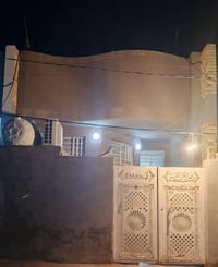 طابق أول كامل • طابق ثاني هيكل • مقابل الملعب
