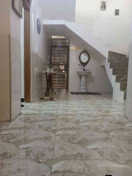 السلام عليكم
  دار للبيع مكان مميز جدا 
طابو زراعي سند25 
يبعد عن التبليط ٧٠متر
بإسم صاحب الارض
تحويل البيت ثاني يوم بعد الشراء
العنوان / /بابل المدحتيه 
حي علي قماره على الجه اليسرى
المساحة//٢٠٠متر
الواجهه //٨متر
النزال //٢٥متر
بناء حديث 
قريب على التبليط جدا 
خدمات كامله من ماء وكهرباء  
السعر/١١٥وبي مجال  
تفاصيل البيت
استقبال
صاله كبيره 
موزع بين الصاله والستقبال
عدد الغرف ١
مطبخ حار وبارد
منور خلفي 
مجمع صحيات داخليه وخارجيه
طارمه +حديقه
السطح اشتايكر كامل
عرض الشارع ٨متر
البيت كامل وجاهز
البيت موقع حلو وجيد جداً 
للاستفسار
مراجعة  مكتب دلالية وائل الهندي 
***********
ابو علي*********** 
مكتب دلالية وائل الهندي بابل المدحتيه الحمزه الغربي ع شارع 60 قرب سلوان ابو الكاشي مقابيل فرع علي قماره
