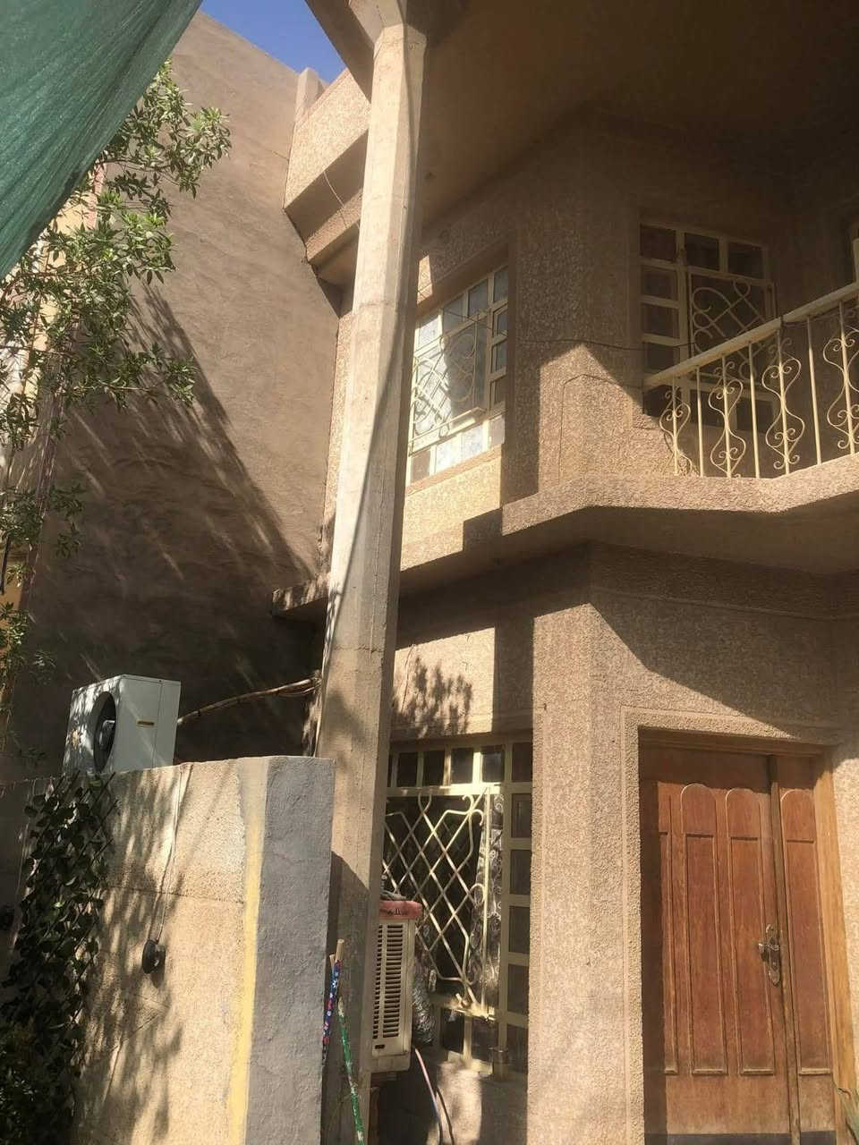 للبيع بيت 105
واجهة 7 
نزال 15 
4 غرف نوم 
استقبال + مطبخ 
حولي + منور 
3 صحيات 
بيتونه+ سطحين
قرب قاسم نافورة
مجاور سياج مدرسة الانفال 
للاستفسار 
***********
