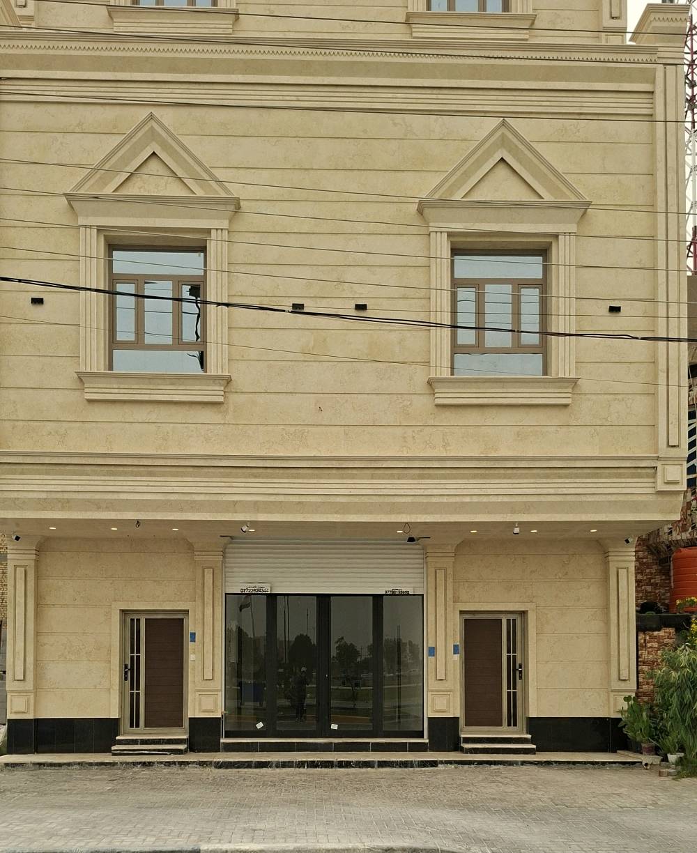 ​🏢 قاعة تجارية فاخرة للإيجار في البصرة (طابق أرضي ) 🏢
المميزات الأساسية:
​📍 الموقع: البصرة - مقابل حديقة ياسين خريبط مباشرةً (موقع إستراتيجي، تجاري، وحيوي جداً).
​📐 المساحة: 160 متر مربع (قاعة واسعة ومفتوحة بتصميم ممتاز).
​🧱 الطابق: (طابق أرضي) يسهل عملية الدخول والخروج ومثالي لخدمة المراجعين والزبائن.
​✨ بناية جديدة بالكامل: القاعة لم تُستأجر أو تُسكن من قبل (جاهزة للاستلام الأول بنظافتها الكاملة).
​المواصفات والخدمات الداخلية:
​الأرضية: مرمر درجة أولى بتشطيب راقٍ ونظيف يعكس الإضاءة بشكل جمالي ومميز.
​التكييف والإنارة: مجهزة بالكامل بمنظومة تكييف مركزي حديثة (سقفي) تغطي كامل المساحة، مع ديكورات سقف ثانوية وإنارة متكاملة.
​المرافق الصحية: تحتوي القاعة على مغسلة خارجية مرتبة + تواليت (مجموعة صحية متكاملة وجاهزة للاستخدام).
​ملاحظة هامة (نوع الإيجار المستهدف):
​القاعة معروضة للإيجار للشركات الاستثمارية، المكاتب التجارية، الوكالات، أو المراكز الطبية والتخصصية او مراكز تسويقي وغيرها 
(نعتذر عن تأجيرها للمطاعم،و الكوفيات
سعر الإيجار ٢ مليون غير قابل للنقاش
​📞 للمعاينة والاستفسار، يرجى المراسلة 
على الخاص أو الاتصال  ***********