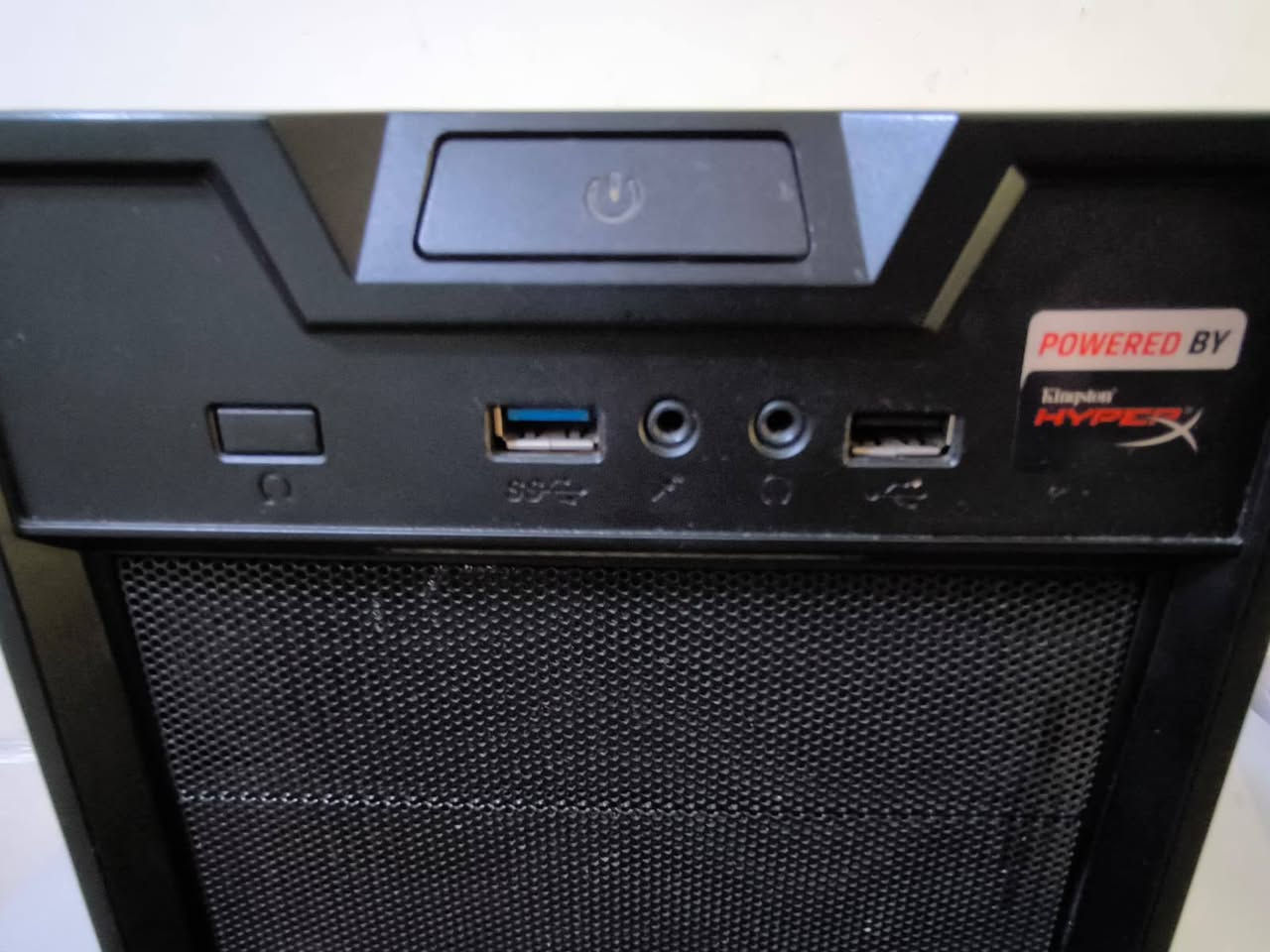 السلام عليكم حاسبة دسكتوب كيس فقط
جميع المواصفات موجودة بالصور
الكيس Cooler Master اسود ملموم
MB: Intel
CPU: core I7 Gen3 
GPU: MSI GTX 680 2GB
Ram: DDR3 2X4 8gb speed 1333
HDD: 2TB 
SSD: 120 GB hyperx
PWO: 650W thermaltake 87
2 fans with LED

المشاكل 
دكمة الباور ثابتة على التشغيل بس ماكو تاثير على أداء الجهاز
السعر 250
يوجد توصيل لجميع المحافظات ب5


**إذا كنت صاحب هذا الإعلان وتريد حذفه لأي سبب، رجاءا أرسل رسالة إلى الدعم الفني**