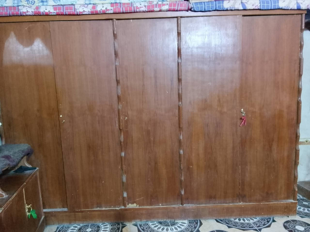 سلام عليكم غرفة خشاب البيع كامله وجديده كلش خابر وتدلل رقم الهاتف***********
