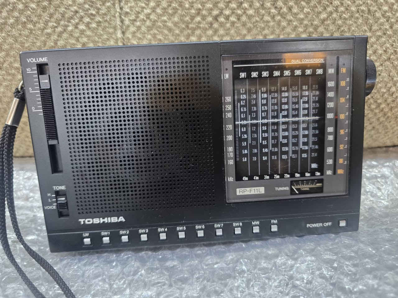 راديو توشيبا.  ياباني. اصلي. قديم. اربع بطاريات قلم.  يسحب كل موجات 11 موجه. صافي. سحب. قوي ابلاد. شغال كله. نظيف جدا. مكاني سماوه. ***********
