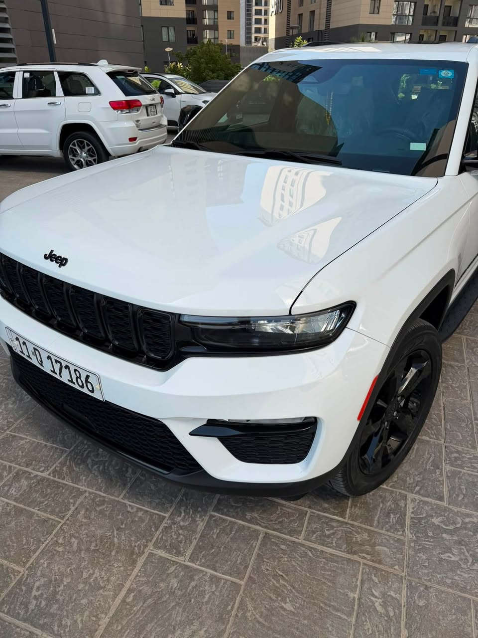 جيب موديل 2024 وكالة هارلم
جيب شيروكي 4X4 
بلاك توب     Altitude التيود 
مغلفة ppf + الجام عازل حراري 
ماشية ٦ الف 
مواصفات:

* فتحة سقف 
* قير أوتوماتيك 8 سرعات. 
* دفع رباعي (4x4) .
* ويل  اسود قياس 20 إنش.
* شاشة وسطية مع Apple CarPlay وAndroid Auto لاسلكيًا.
* شاشة عدادات رقمية .
* شاحن لاسلكي للموبايل.
* تشغيل بصمة ودخول ذكي.
* مقاعد أمامية مدفأة مع مقود مدفأ.
* كاميرا خلفية وحساسات أمامية وخلفية.
* مثبت سرعة متكيف (Adaptive Cruise Control).
* نظام المحافظة على المسار.
* نظام مراقبة النقطة العمياء.
* رادار طوارئ أوتوماتيكية وتحذير من الاصطدام.
* رادار خلفي التحذير عند الاصطدام .
السعر :٣٧،٥٠٠$
* السيارة مكفولة كفالة عامة 
العنوان 
حي الجهاد 
***********
