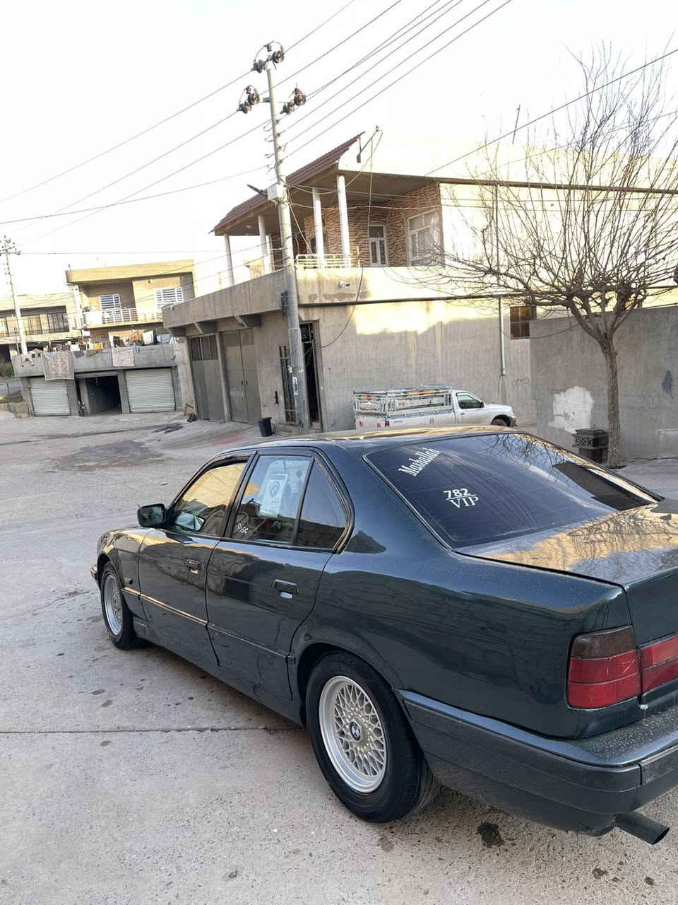 سەرەتا بەناوی خوای گەورە بیئێم ساخ علووج مەکینە 520i کەپسی گێڕ عادی سمس سەیارەکە فوول عادیە بە نسبەت دەعم پشتی دەعمی پێوەیە بێ حەوز حەوزی نەگرتوە پێشی نوکە دەرزی پێوە نیە تەبریت ساردی و گەرمی بەشەرت غازیشی تێدایە فڵچەو لایت و چوار فلاش و ئیشاڕەت و کامل کارەبایی بەشەرت گێڕ و مەکینەی بەشەرت تەنها ئەکسڵی سەوتی تیایە پارەی ئەکسڵەکەت بۆ ئەگێڕمەوە چوار تایەو ویلی حەسیری مووشەبەکی بیلادی لەژێرە سەیارەکە زەیتونیە چوار ڕۆژە بۆیاغ عامم کردوە شوشەیی ناو غووڕفەی ڕەساسیە لۆک لۆکە ناو غووڕفەی دەقی بیلادی ماوەتەوە سەیارەکە ماڵی مەدەنی و دزیاری و مووس و بڕاوەی بەشەرت شوێن کۆیە سعری ۲۹ وەرەقە و کەمێک مەجال گۆڕینەوە تەنها بە بیئێم *********** كويسينجاك, أربيل
