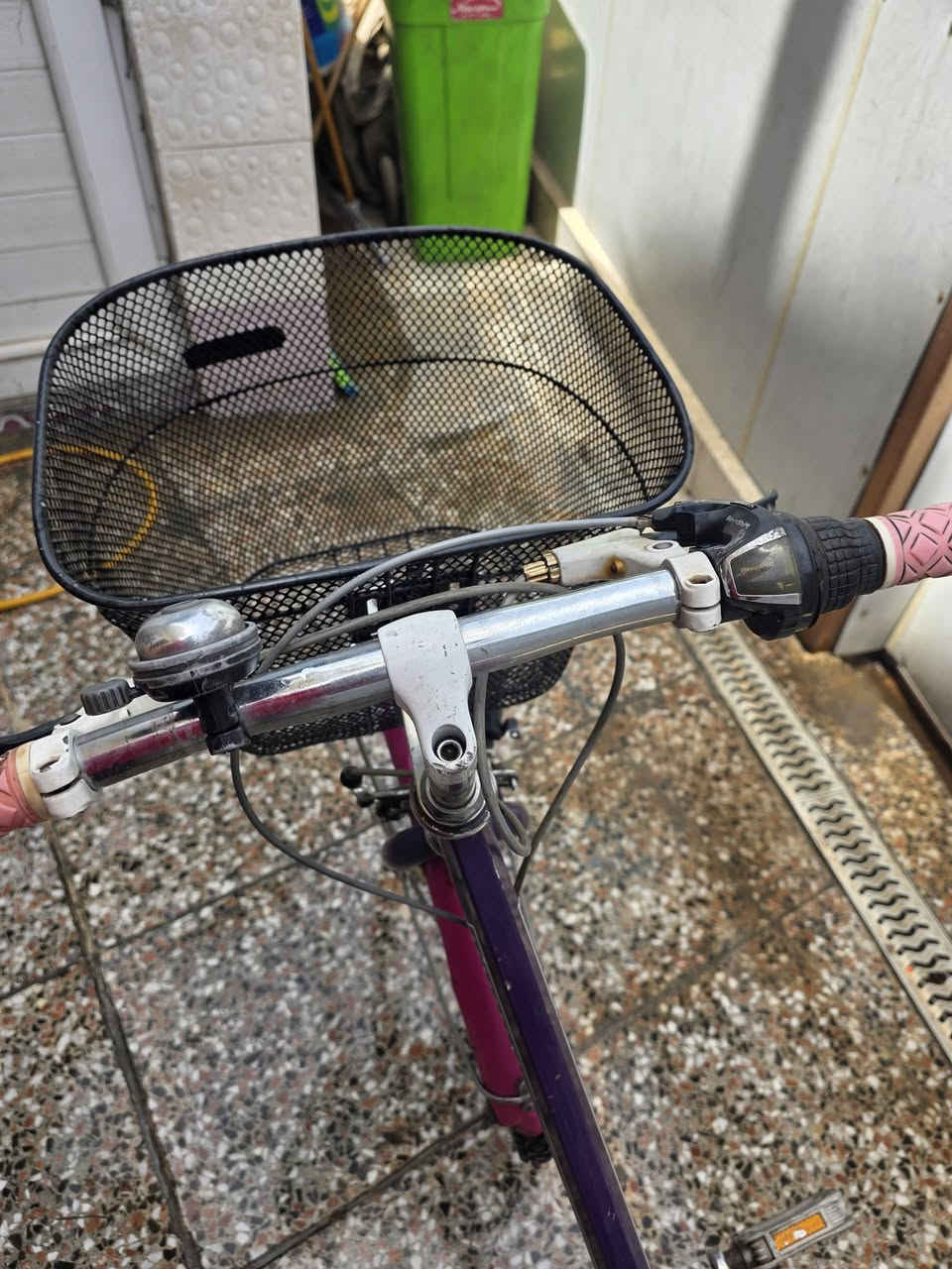 اصلي بالة كير ياباني 6 سرعات نوع شيمانو (Shimano) والعكرب شيمانو (Shimano)
والبريك فلنجة ولايت داينمو 
البايسكل حجم 24
السعر جدا مناسب
*********** واتساب
