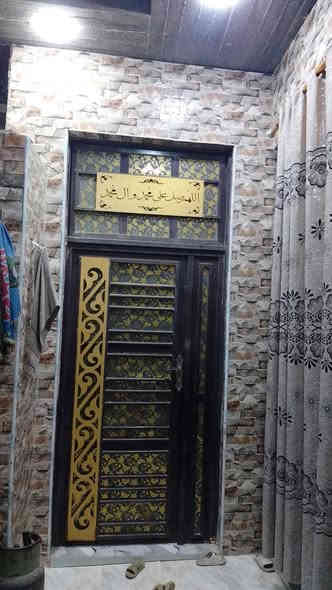 بيت  مساحة 100متر ثاني بيت عن الركن على ديوانيه ومطبخ وصاله وغرفه وحمام داخلي وخارجي ومخزن فوك العنوان حي الفداء منطقه حي الكرامه قرب شارع  ستين مطلوب سكان 25رقم الهاتف ***********
