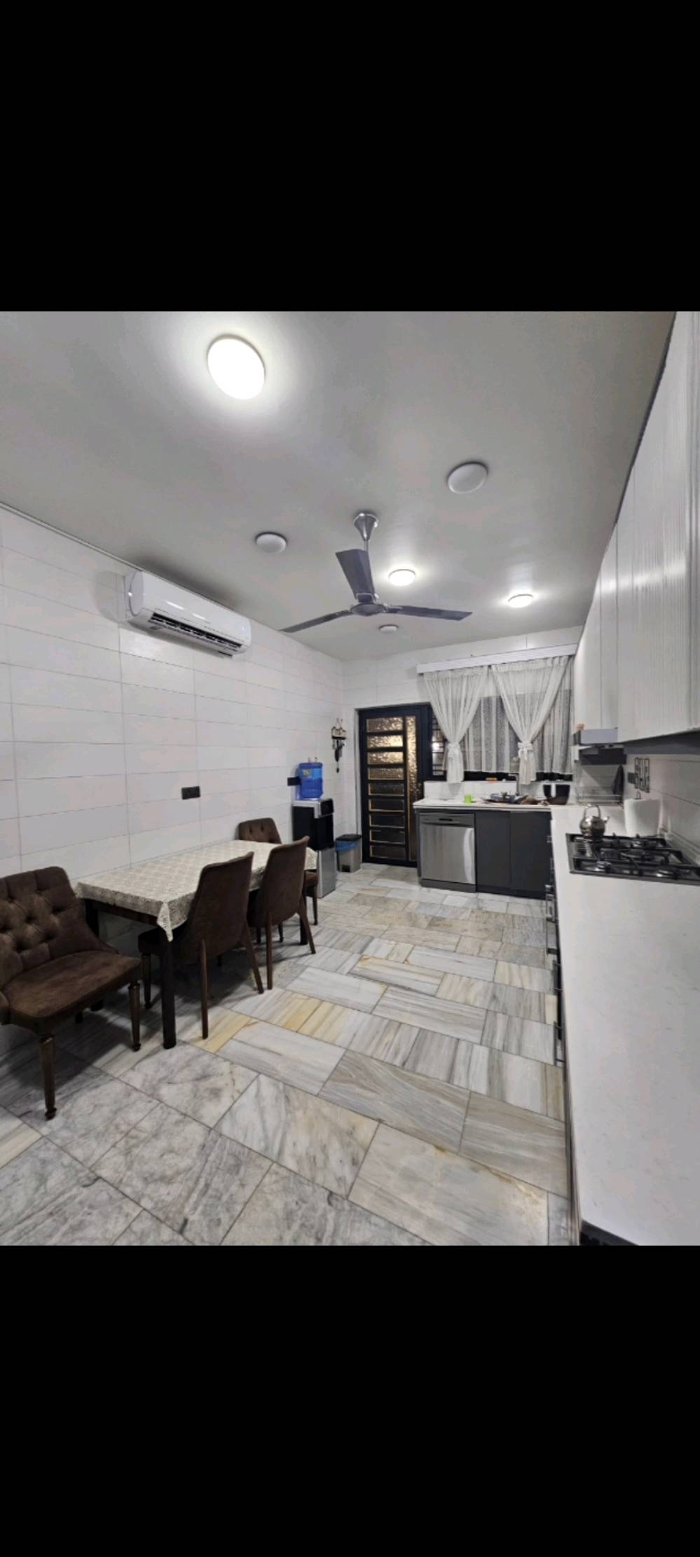 دار للأيجار 
المساحة 150متر 
الدورة شارع ابوطيارة 
يحتوي على 3غرف نوم 
الدار خالي من الاثاث