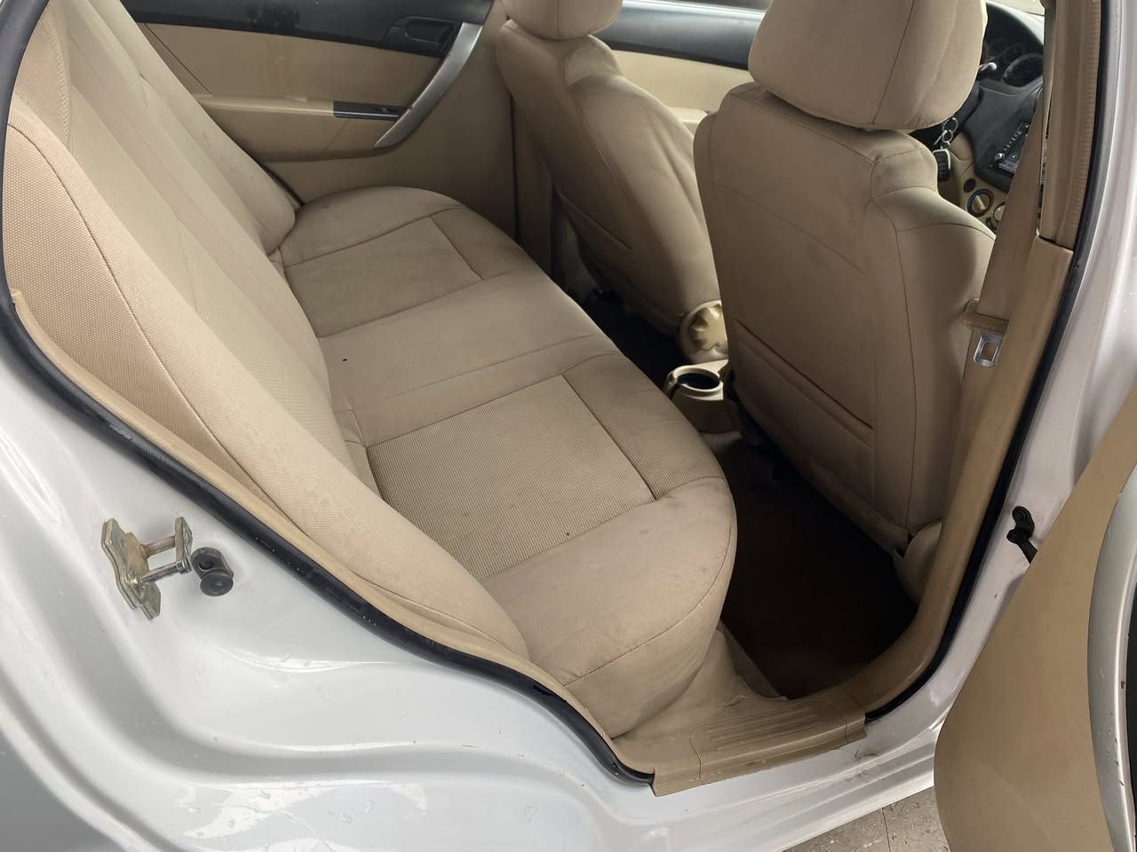 السلام عليكم أفيو مال شركة موديل 2011 بغداد رقم إنكليزي هزة جديدة سنوية جديدة باسمي تحويل ثاني يوم بيها صبغ جاملغ امامي وجاملغ بارد ورصعة  بالجنطة شاشة كاميرا خلفية كير اوتو مكينة1600  تبريد تدفئة كهربائيات كلها شغالة تخم تاير باتري جديد اخوان يحتاجلها شغلات بسيطة للصدر مكاني بغداد للاستفسار الاتصال على الرقم *********** السعر 72 وبيها مجال
