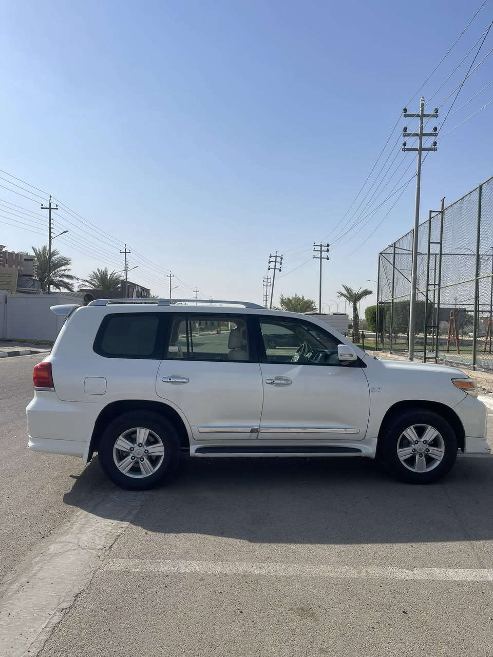 السلام عليكم 
لاندكروز فكساره للبيع 
رقم اربيل الجديد 
موديل 2013 
مكينة 5700 v8 
السيارة فول مواصفات 
5 بصمات 
4 كاميرات 
الصندوق شفط 
كشنات جلد كهرباء 
تدفئه +تبريد  كشنات 
تشغيل ع بعد 
مرايا شفط 
حساس خلفيّ أمامي 
السيارة ما ناقصها شي ابد 
مكفوله عدا الدعاميه الاماميه صبغ ورصعه جنب البكلايت الخلفي
الباقي كفاله 
مكان السيارة الانبار /الرمادي الحبانية 
السعر 385$
للاتصال. *********** او ***********
