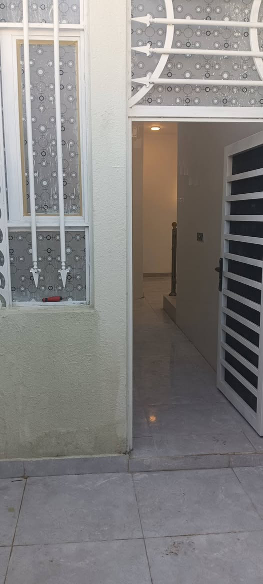 السلام عليكم بيت للبيع في الناصرية الاسكان الصناعي دور سيد حمزة
المساحة 130 البناء ابلوك صب كونكريت
يتكون من قرفتين او صاله او مطيخ او دوانية او حصيات خارجية او داخلبة  السطح اشتايكر السعر 62قابل للتفاوض
للاستفسار ‏‪***********‬‏
