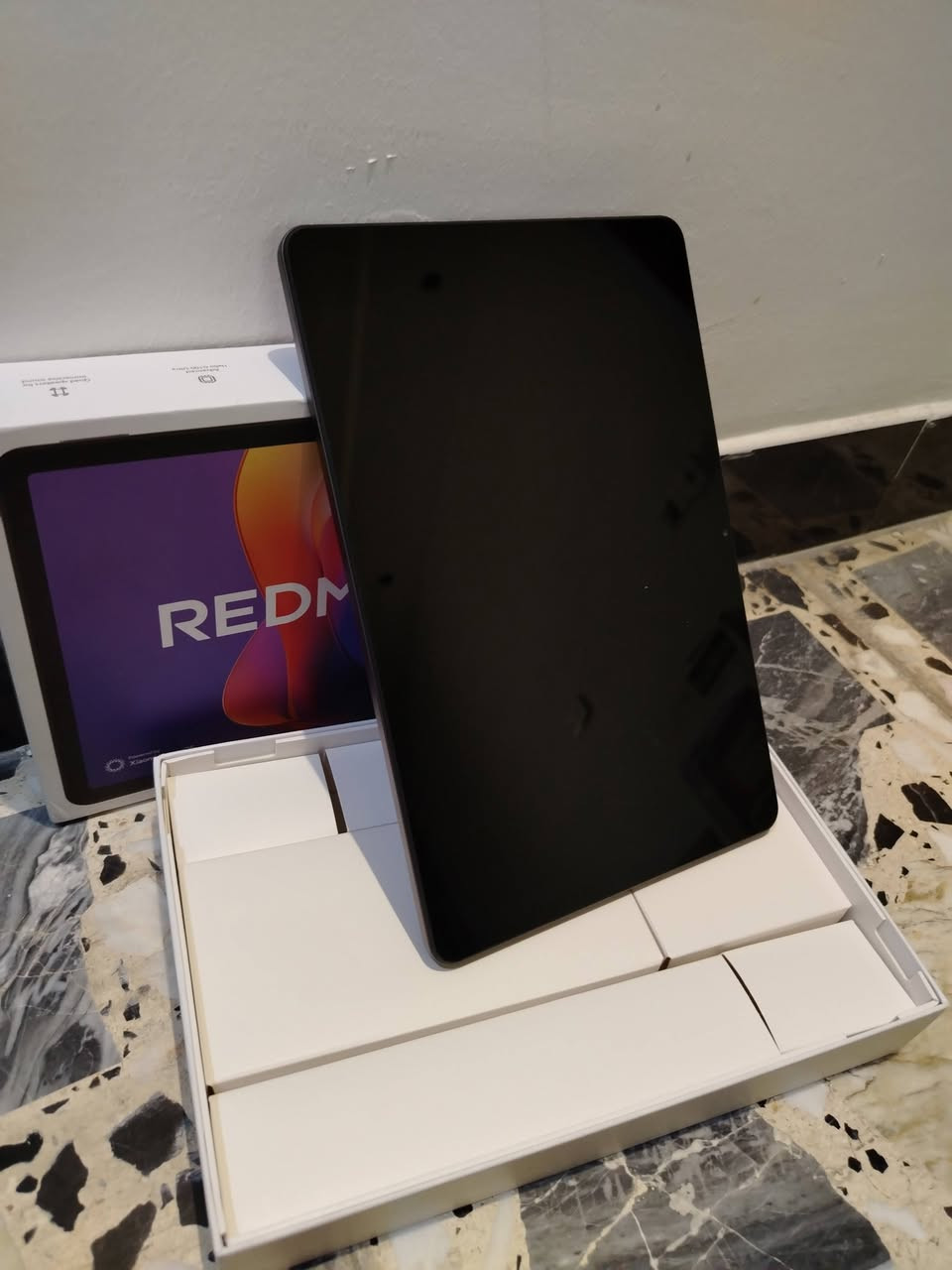 جهاز لوحي Redmi Pad 2 من شاومي باللون الرمادي، يتميز بتصميم معدني أنيق.يحتوي على كاميرا خلفية بدقة 8 ميجابكسل وكاميرا أمامية بنفس الدقة.يعمل بمعالج MediaTek Helio G100-Ultra القوي وبطارية ضخمة بسعة 9000 مللي أمبير.
تاب ريدمي باد 2 الجديد بمواصفات عالية
ذاكرة 128 كيكا
ذاكرة العشوائية 4 كيكا
حجم الشاشة 11
90 هرتز
حجم البطارية 9000
السعر 175 وبي مجال 
مزود بشريحة اتصال ***********
