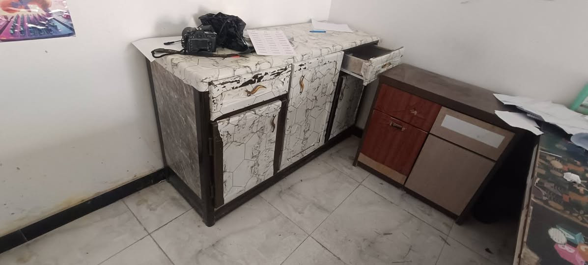 رفوف 
ميز المنيوم 
ميز مكتبي 
***********
