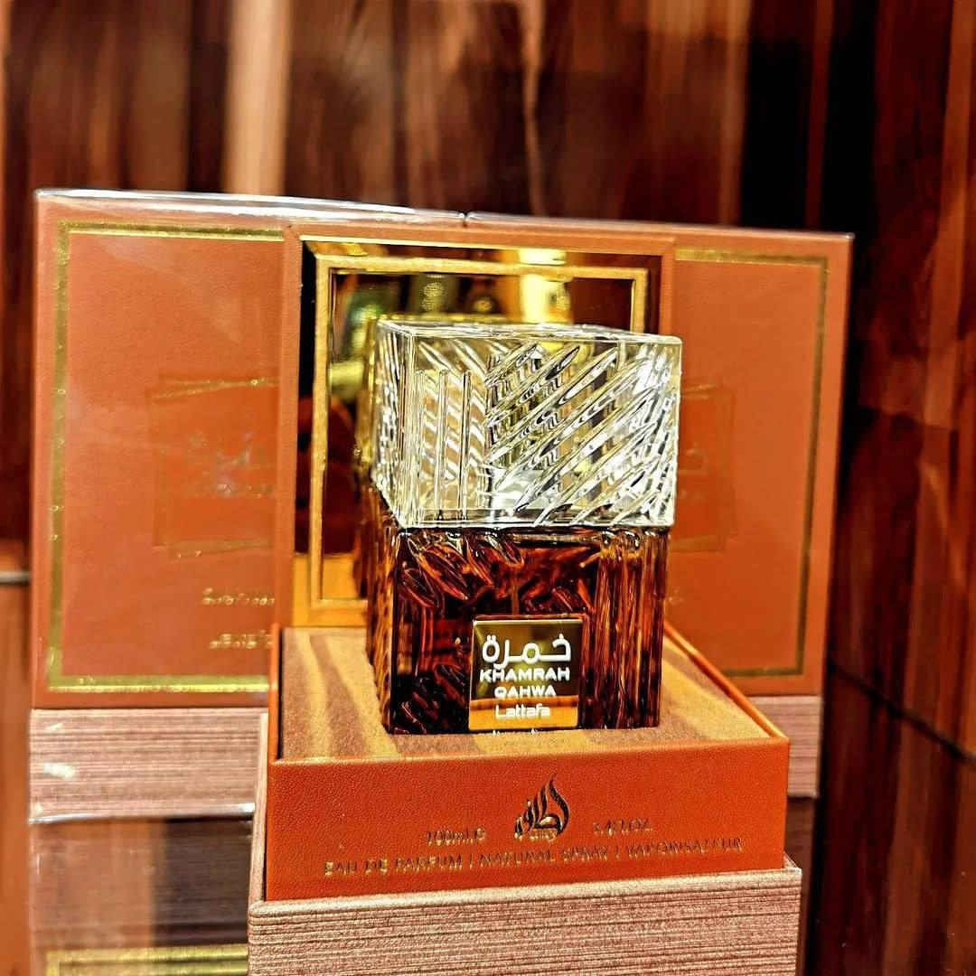 ✨ عطر خمرة قهوة (Khamrah Qahwa) ✨من دار لطافة للعطور
تجربة عطرية فاخرة تأخذك إلى عالم القهوة الشرقية الغنية، حيث تمتزج التوابل الدافئة مع الحلاوة الناعمة لتخلق توقيعًا عطريًا لا يُنسى ☕🔥
شرقي غورماند دافئ للجنسين (Unisex) مثالي للأجواء الباردة، السهرات، والمناسبات الخاصة

👃 التركيبة العطرية:
• المقدمة: قرفة، هيل، زنجبيل — افتتاحية حارة ومنعشة تعكس الطابع الشرقي الأصيل
• القلب:برالين، فواكه مجففة، زهور بيضاء — مزيج حلو وكريمي يضيف عمقًا وأناقة
• القاعدة: قهوة، فانيليا، حبوب التونكا، بنزوين، مسك — قاعدة دافئة وغنية تمنح العطر ثباتًا وفخامة استثنائية

🌟 مميزات العطر:
✔ ثبات عالي يدوم لساعات طويلة
✔ فوحان قوي وجذاب يلفت الأنظار
✔ رائحة متوازنة بين الحلاوة ومرارة القهوة الفاخرة
✔ تصميم مثالي لعشاق العطور الثقيلة الراقية
.
🎯 مناسب لـ:
• عشاق روائح القهوة والغورماند
• و من يفضلون العطور الشرقية الفاخرة
•و كل من يبحث عن بصمة عطرية مميزة تدوم
#الاصلي المنشأ إماراتي 🇦🇪💯
السعر ٢٥ الف 
🚘 يوجد خدمة توصيل لجميع محافظات العراق ٤ 🚘
#عروض #عطور #بغداد #اربيل #بصرة


**إذا كنت صاحب هذا الإعلان وتريد حذفه لأي سبب، رجاءا أرسل رسالة إلى الدعم الفني**