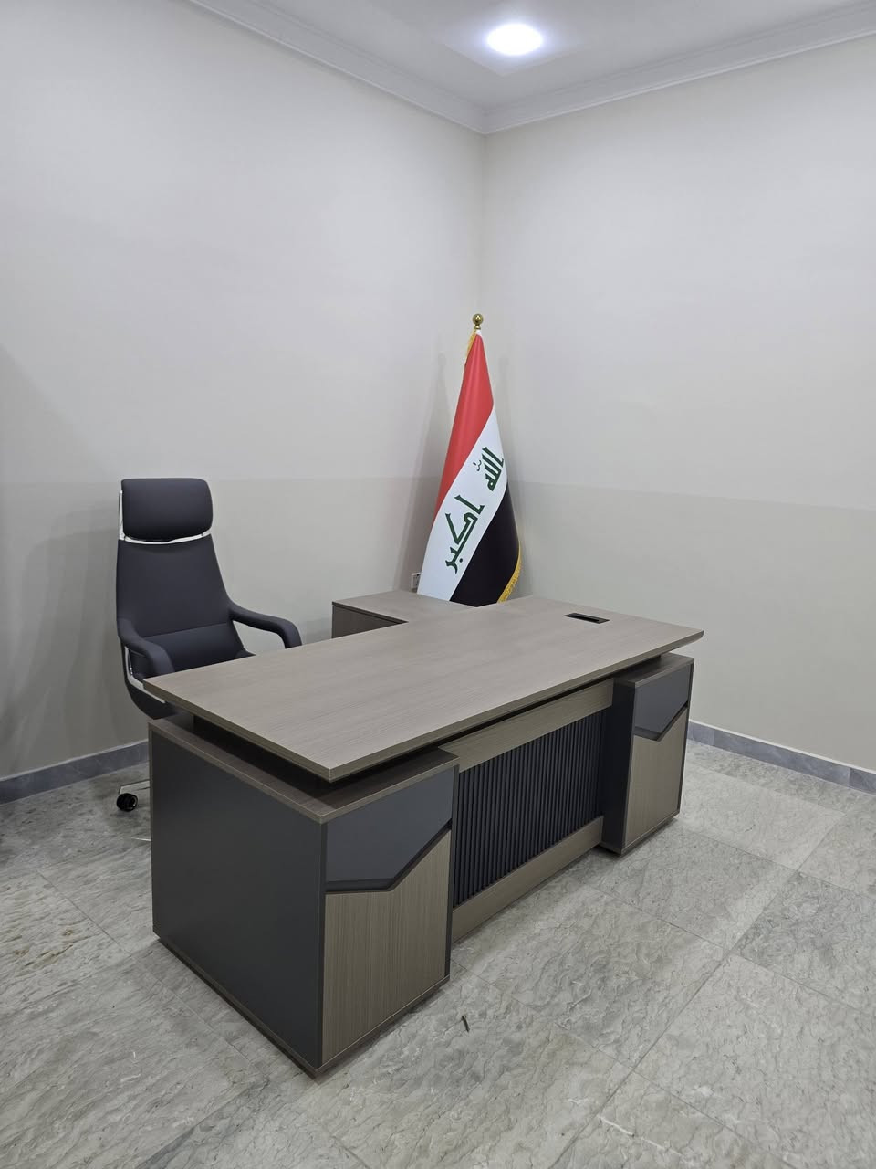 للبيع مكتب MDF جديد بالكامل، لم يُستخدم نهائياً، بطول 180 سم ولون مميز وأنيق يضفي لمسة احترافية على أي مكتب أو شركة.

معه كرسي مدير من أفضل الأنواع، جديد ولم يُستخدم، يتميز بالراحة والجودة العالية.

✅ المكتب جديد 100%
✅ كرسي مدير درجة أولى
✅ تصميم أنيق ولون مميز
✅ مناسب للمكاتب والشركات والعيادات
✅ مع هدية علم العراق

💰 السعر: 450 ألف دينار للاثنين معاً.

📍 العنوان: البصرة – الجزائر – حي المقاولين.

للاستفسار أو المعاينة يرجى التواصل على الخاص.
***********
