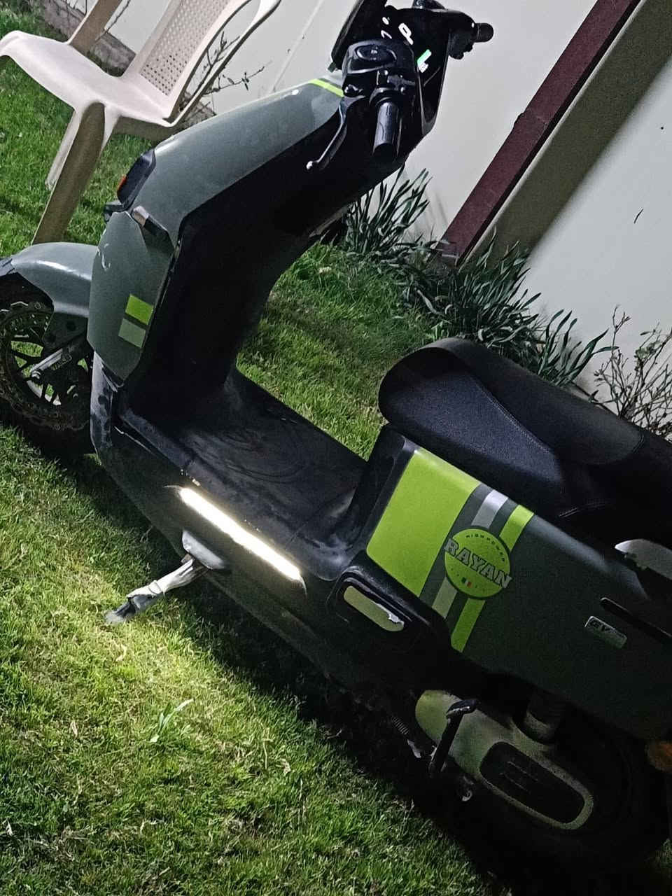 للبيع — دراجة RAYAN الكهربائية (أم عيون) 👀
الموديل: RAYAN  
النوع: سكوتر كهربائي (ما يحتاج بنزين)

المواصفات:
- محرك قوي اقتصادي
- سرعة تقريباً 40–50 كم/س
- تمشي بالشحنة الواحدة 40–60 كم
- شحن كهرباء بيت عادي 220V
- وقت الشحن 5–8 ساعات
- عداد ديجيتال يوضح السرعة والبطارية
- إنارة LED قوية أمامية (عيون مزدوجة)
- غمازات + بوري + إنذار ريموت
- فرامل أمامي دسك وخلفي درم
- صندوق تحت القعدة + حامل خلفي
- قيادة مريحة وناعمة داخل المدينة

المميزات:
- صرفية شبه صفر (ماكو بنزين)
- هادئة جداً
- مناسبة للمشاوير اليومية والدوام
- ما تحتاج تسجيل ولا إجازة سوق

الدراجة نظيفة فقط بيها خدوش بال جاملغ اثر حادث بصيط  
سبب البيع: التبديل

📍 المكان: (بغداد الغزالية)  
💬 للاستفسار  ***********
