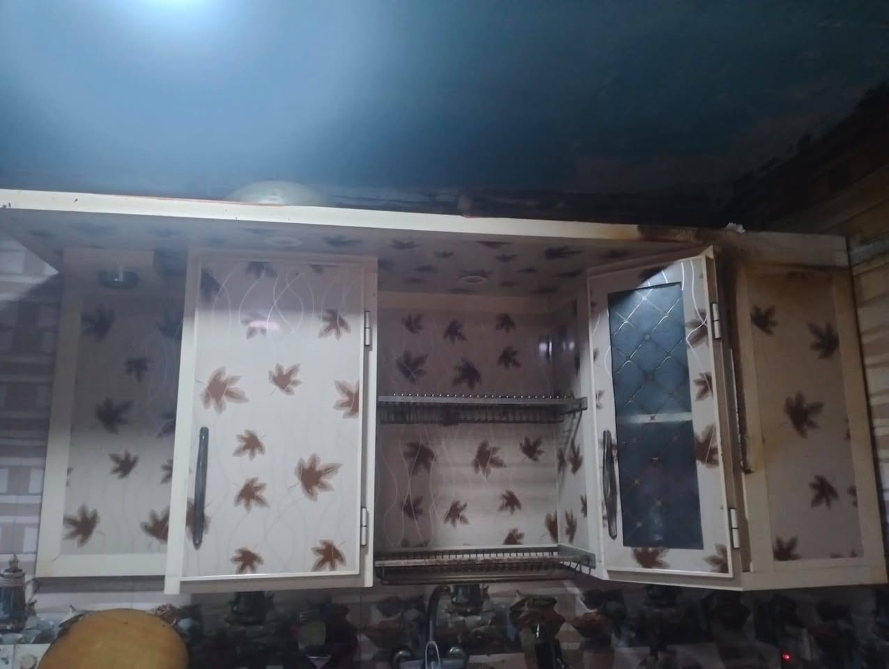 عيوني باب المنيوم جديد وقطعة  كاونتر التعليك
اثنينهن 150 
***********
