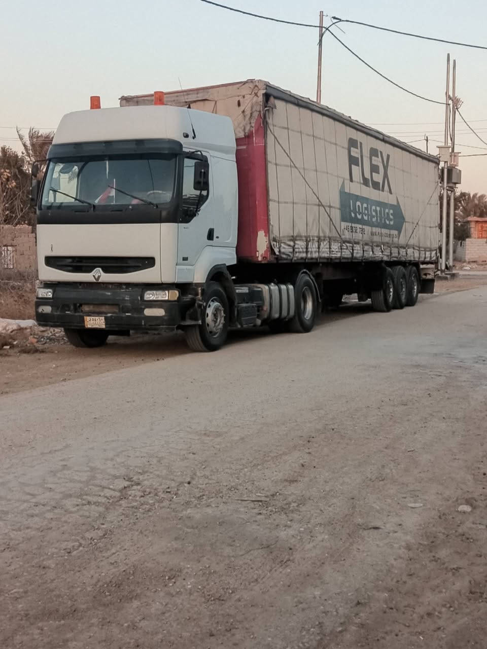 السلام عليكم للبيع رينو موديل2002 كامله راس وحافظه
مكينه انجكتر ابلادي كير حصيره رقم واسط تحويل ثاني يوم 
مكان السياره واسط العزيزيه 
السعر 130وبيها مجال 
***********
