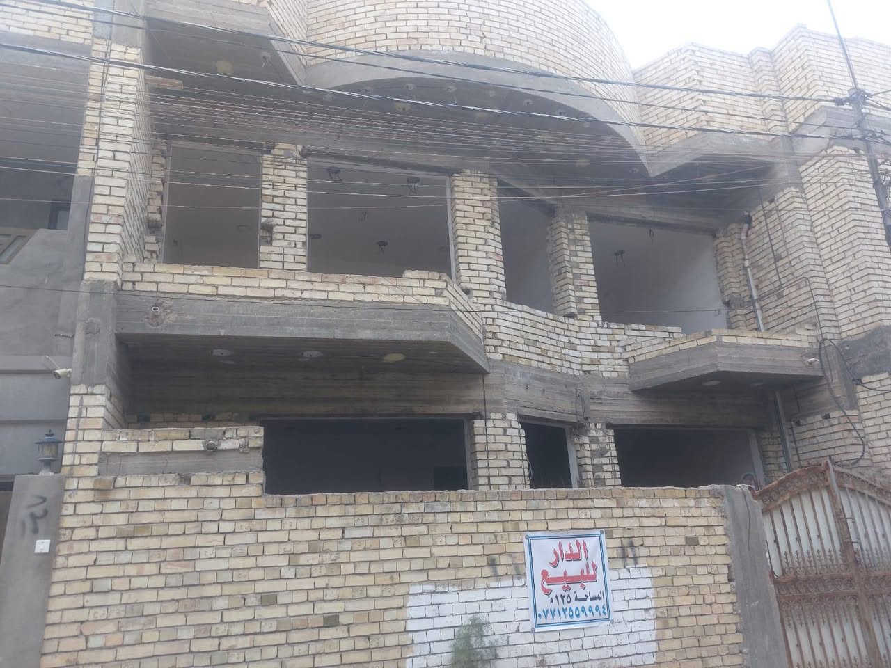 شارع احمد الوائلي قرب اسواق جدو
الدار للبيع
١٢٥م²
الواجهة ٨ ونص
الطابق الارضي مطبخ واستقبال وغرفة وحولي وخدمات 
الطابق الاول ٣ غرف نوم
الطابق الثاني غرفة نوم وسطح
للاستفسار الاتصال على الرقم
0771 255 9994
