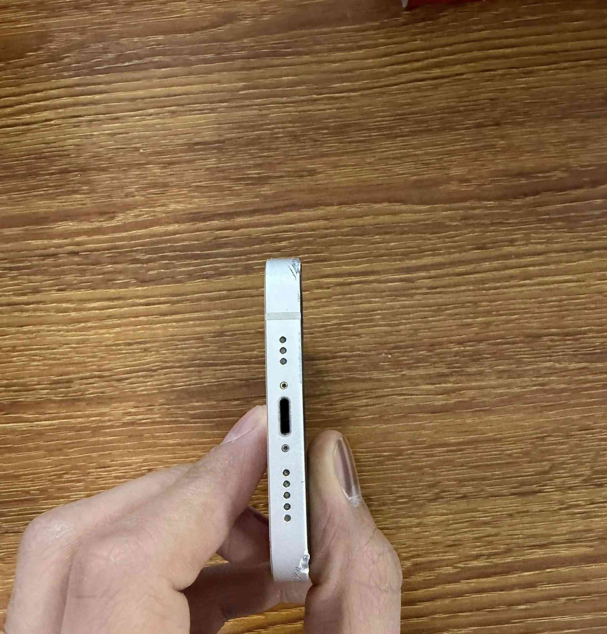 السلام عليكم ايفون 13 عادي ذاكره 128 بطاريه 82 مبدل فقط شاشه فيس ايدي واكف الباقي كله شغال مابي اي عطل وبي هذا الفطر الزغير بل ضهر الجهاز قفله 260 قفل قفل لان بسو ايفون 11 مكاني بغداد الشعب هذا الرقم بس واتساب 💚***********
