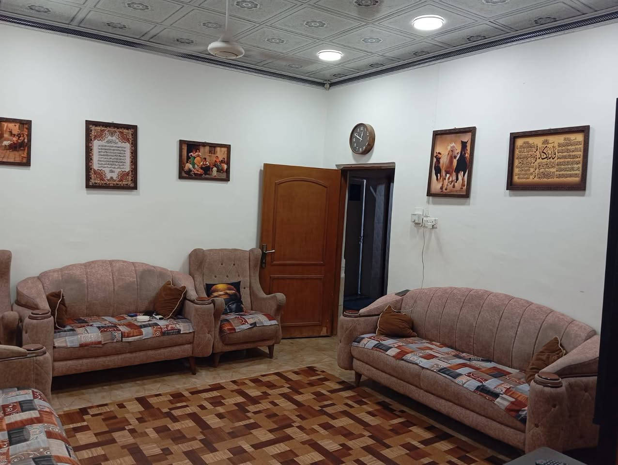 بيت للاجار غرفتين وصالة وكراج حمام خارجي داخلي ماء حلو تاسيس مع ماطور بوستر مع خط مولد واصل للبيت الاستفس*********** البصرة, العراق
