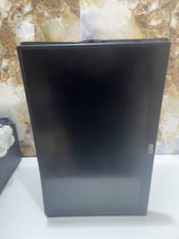 شاشاه صغيره ما اعرف حجمه بضبط كامله هيه وكيبلاته بدون كارتونه على اعلى...