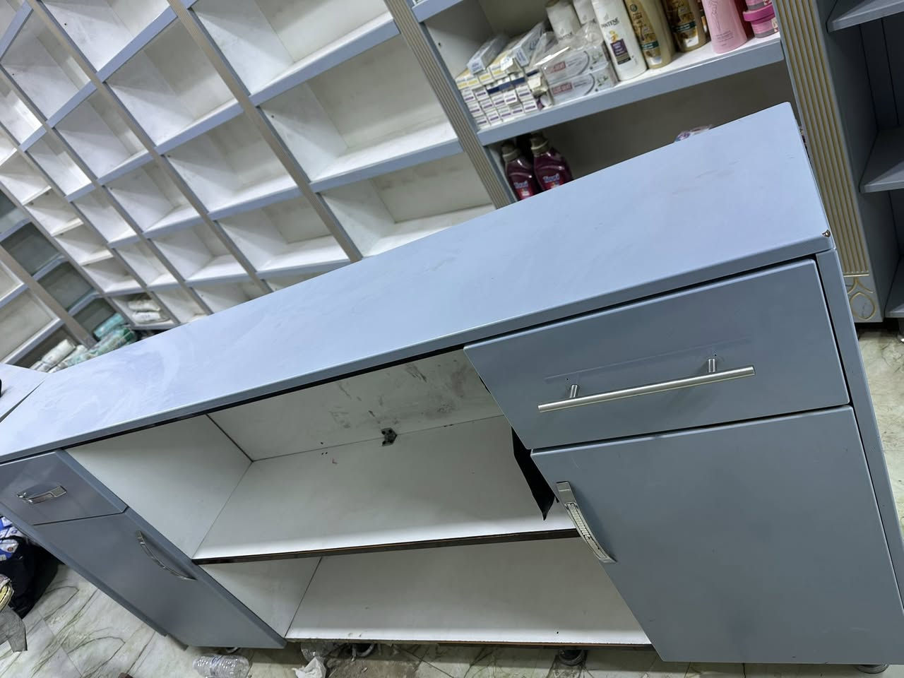 سلام عليكم ديكور مستخدم خشب صاج درجه اولى اوزان ثقيله 

القياسات 6x2 طول كل جهه 6 مترات 
الارتفاع 2.5 مترين ونص 
العرض 2.5 مترين ونص 
النزال 25 سانتيم تقريباً 
يحتوي على 126 رف 
يحتوي على ميز عدد 3 طول كل ميز 1.85 ارتفاع 90 
كلشي موجود بالصور والفديو 

اتصال ***********
*********** واتساب
