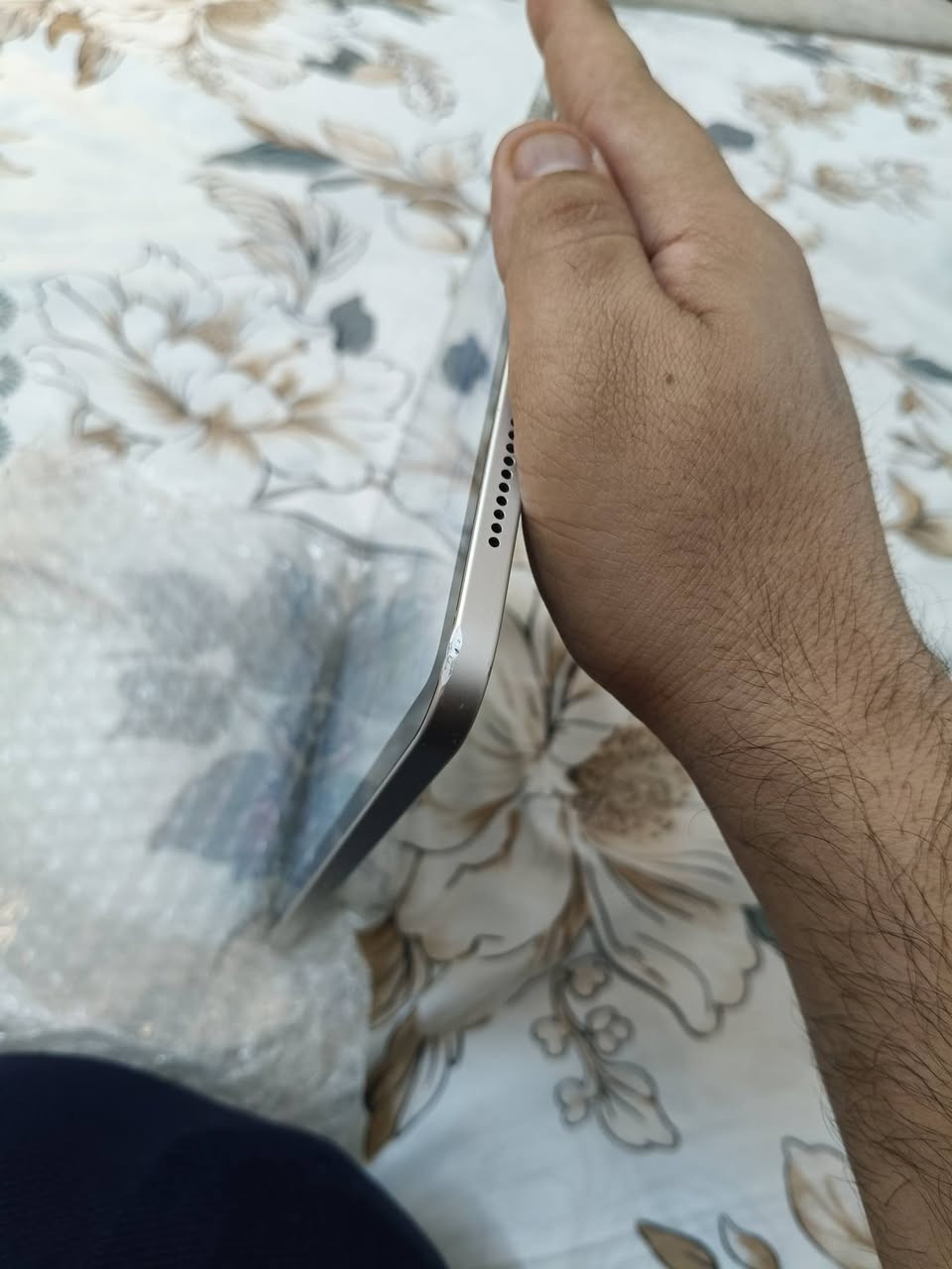 ايباد 11 ( A16 )
ذاكرته 128.  

بطاريه.   100 مشحون 62 مره 

نظيف بدووووون محلقات فقط جهاز 

مكاني بغداد للاستفسار  ***********

الجهاز بي طخات بالحافه مالته
