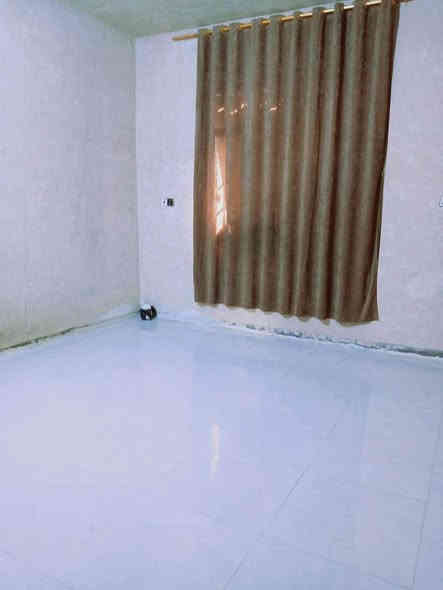 بيت مساحه ٢٠٠م واجهة ١٠ ونزال ٢٠بناء ٢٣ طابو زراعي سند ٢٥ وبي وصل معاملة تحويل جنس عقار 
محولة انترنت  المشروع الوطني مقابل الباب بالضبط وعن قريب محولة تنشد بالركن 
 البيت في ابي غرق شارع الامام حي السلام قطع هيثم الجبوري ثالث فرع ثاني بيت بعد الركن 
محتويات البيت غرفتين نوم الاثنين نفس القياس 4*4ونص وصالة مساحتها 5*8 واستقبال 5*6 ومطبخ 4ونص*4ونص  البيت مثل ما مبين بالصور بي نواقص   والدرج الواحهه موجودة والازارة 10سم أيضا موجودة  
نواقصه
بوب وأرضية كراج وواجهه والسطح فقط مزفت ينباع بنواقصه ياااريت فقط الشراي يتفضل يراسل أما الدلالين والي يجي ويسوالف بالمواقص بيجي افضل 
السعر 85 وبي مجال بسيط 
80 ما ابيع اخوان بلا احراجات بارك الله بيكم
رقمي *********** الهندية
