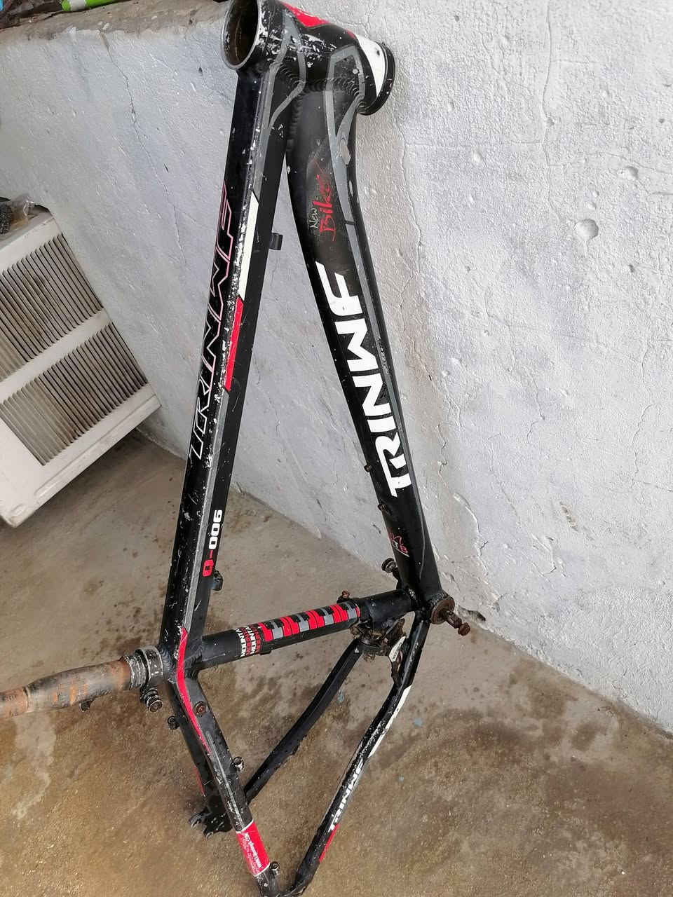 السلام عليكم فريم حجم ٢٦ معدن المنيوم مخزن بإذن بايدار بولبرن مع نقال امامي  وزن  الفريم كيلو  تقريبا سعر ٤٠ مكاني الاثورين الدوره ***********
