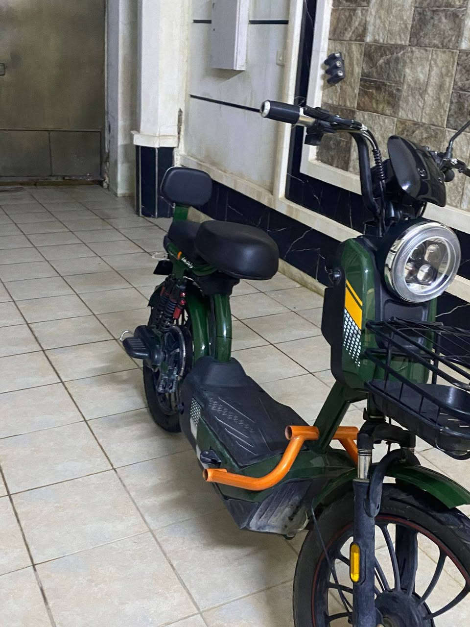 موطور 🛵🛵 للبيع  موطور شحن ويحتوي على 5 بطاريات كبار ويحتوي على سويج وبصمه ويحتوي على حساسات فرامل وحساس انذار🚨ويحتوي على شاشه  والسعر 490 وبيه مجال *********** أو التواصل خاص
