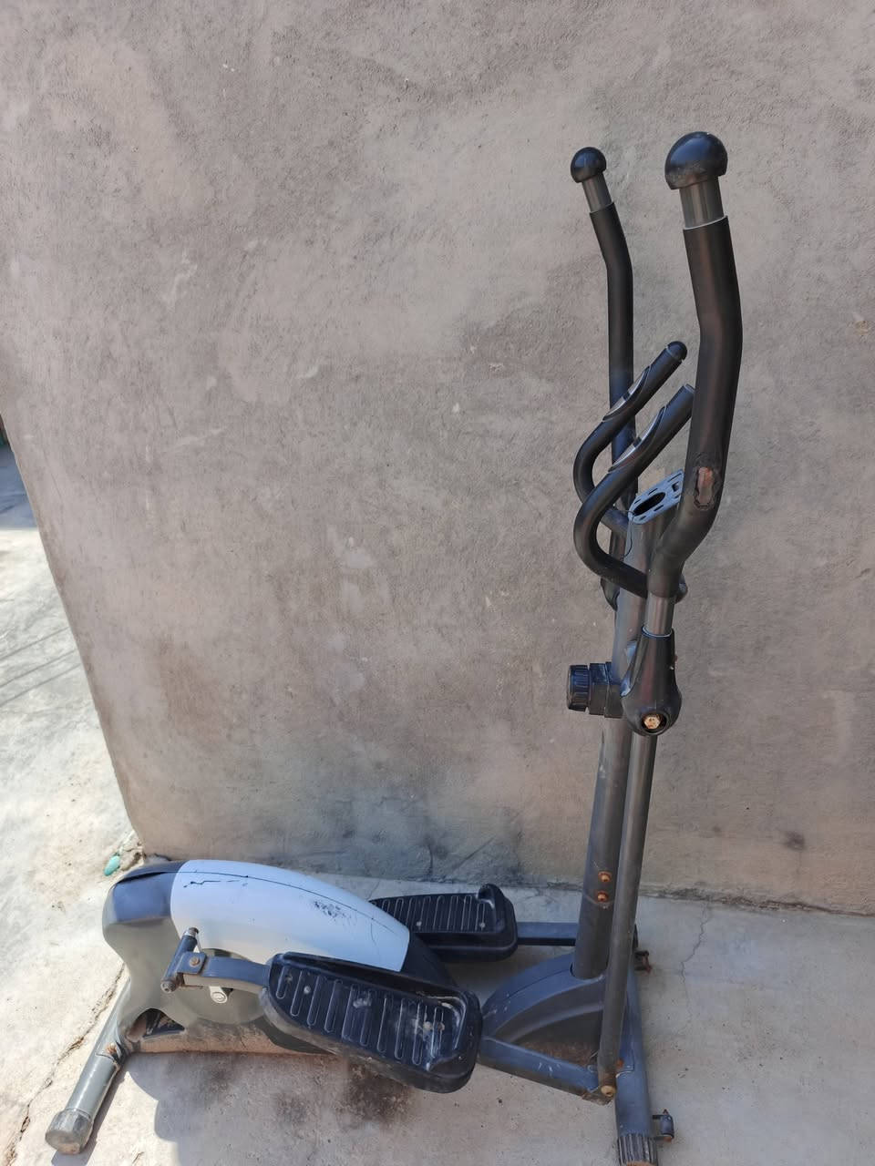 السلام عليكم غراض للبيع 
جهاز رياضي نظيف سعرة, 75  
مكينة خياطة سعرها, 60
, ***********

