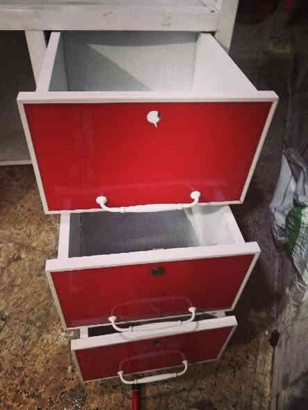 ميز المنيوم وحلويات نظيف يصلح للعمل او العرض حلويات او عمل الكيك سعر 175,000اوبي مجال  العنوان العنوان شارع بغداد سوق العلافين معمل  سوزه شكرجي  للاستفسار ***********  نضيف يعتاز تايرات ثين خلفي قفلين مال جرارات بس عمارة
