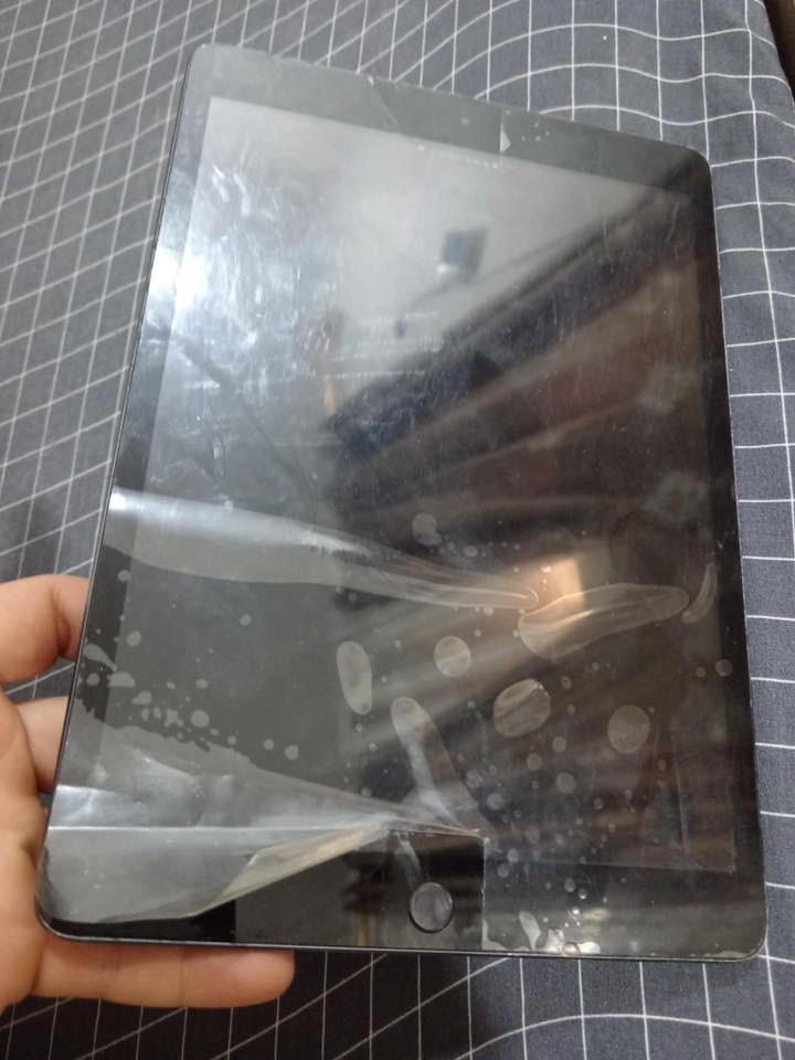 أيباد 9 مبدل شاشه ملحقات كارتونه فقط  ذاكره 64  السعر 170وبي مجال قليل  ***********
