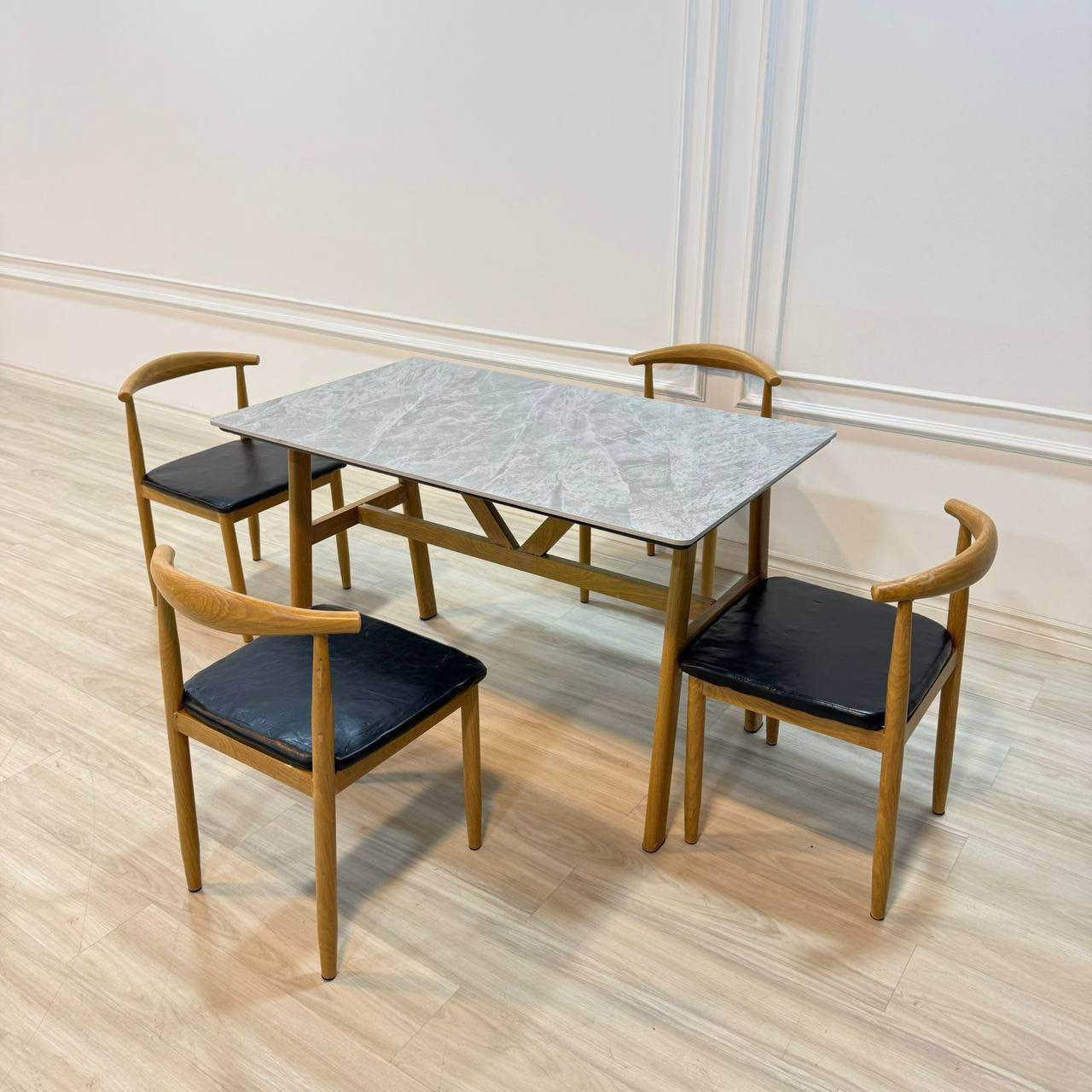 #سارع_بالحجز_ #الجميع 
ميز طعام 4 كرسي رجل حديد 
دوشمه جلد سطح الميز رخام مزجج 
قياس الميز 70*120 سم 
هيكل حديد بالكامل صبغ حراي 

للحجز والاستفسار مراسله الصفحة او الاتصال بالرقم*********** بغداد, العراق
