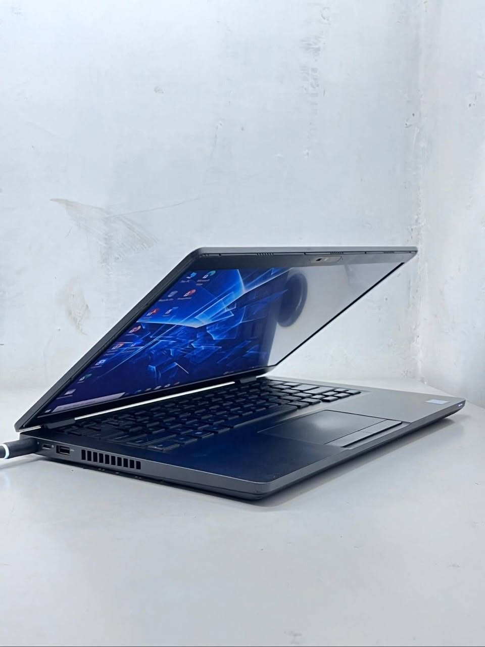 🔥🔥 لابتوب DELL Latitude 5400 + هدية ماوس وماوس باد+ شاحنه اصليه 🔥🔥
💻 المواصفات والميزات:
1️⃣ المعالج: Intel Core i5 – الجيل الثامن
سريع وكفوء، يخلّيك تشغل برامج متعددة بدون تهنيج ويستحمل الشغل والدراسة بكل سلاسة.
2️⃣ الرام: 8GB DDR4
يسمح لك بتشغيل أكثر من تطبيق بنفس الوقت، مثالي للدراسة، تصفح الإنترنت، وبرامج الأوفيس.
3️⃣ الهارد: 128GB M.2 SSD
تشغيل الجهاز والبرامج يكون خلال ثواني، سرعة نقل الملفات عالية جداً مقارنة بالهارد العادي.
4️⃣ الشاشة: 14" لمس
شاشة لمسية واضحة ومريحة، تجربة رائعة للتصفح والعمل، وحجمها مناسب للسفر والدراسة.
5️⃣ كرت الشاشة الداخلي: 4GB Intel
يدعم تشغيل البرامج الخفيفة والألعاب البسيطة، مناسب للعمل اليومي والفيديوهات.
6️⃣ البطارية: جديدة 🔋
تدوم لساعات طويلة، تشتغل معك بدون الحاجة لشحن مستمر، مثالي للدراسة والتنقل.
🎁 هدية مجانية: ماوس + ماوس باد+ شاحنه اصليه
لتجربة استخدام أسهل وأريح، خصوصاً إذا تحب تشتغل أو تلعب براحة أكبر.
💰 السعر: 260,000 دينار فقط
📍 متوفر حالياً – الكمية محدودة
📩 للتواصل:
واتساب / اتصال 📞
***********

