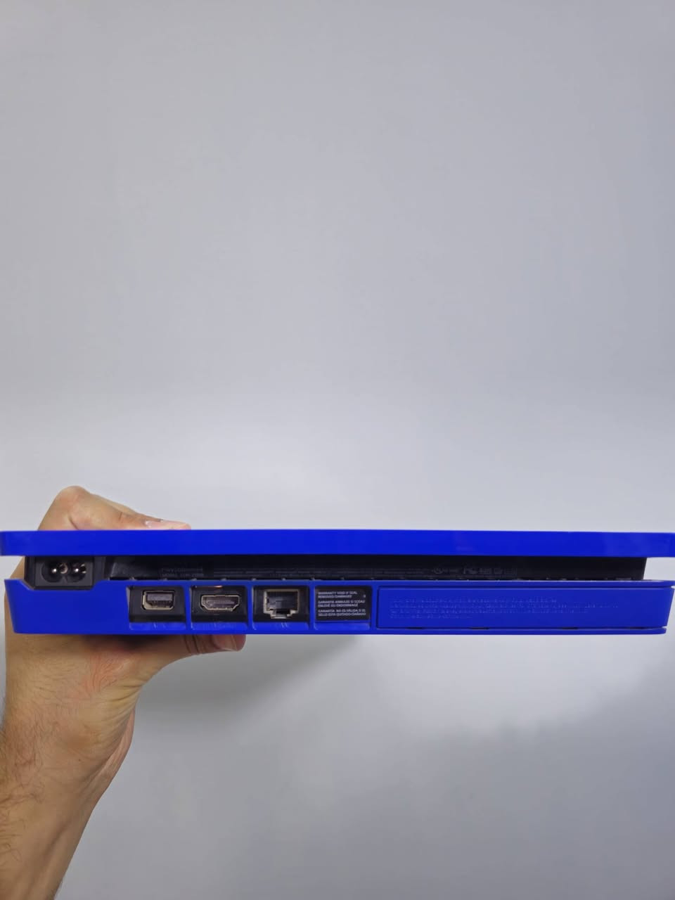 ps4 slim limited edition 
مستعمل نظيف نظافة 100% ممفتوح هارد 1TB اونلاين امريكي وياه جوستك اصلي وياه قاعدة للبلي و غراضه كامله 
سعر 300 الف 
تواصل واتساب ***********

