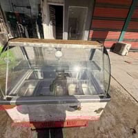 عارضة مقبلات • شغالة نضيفة • زجاج الباب متضرر