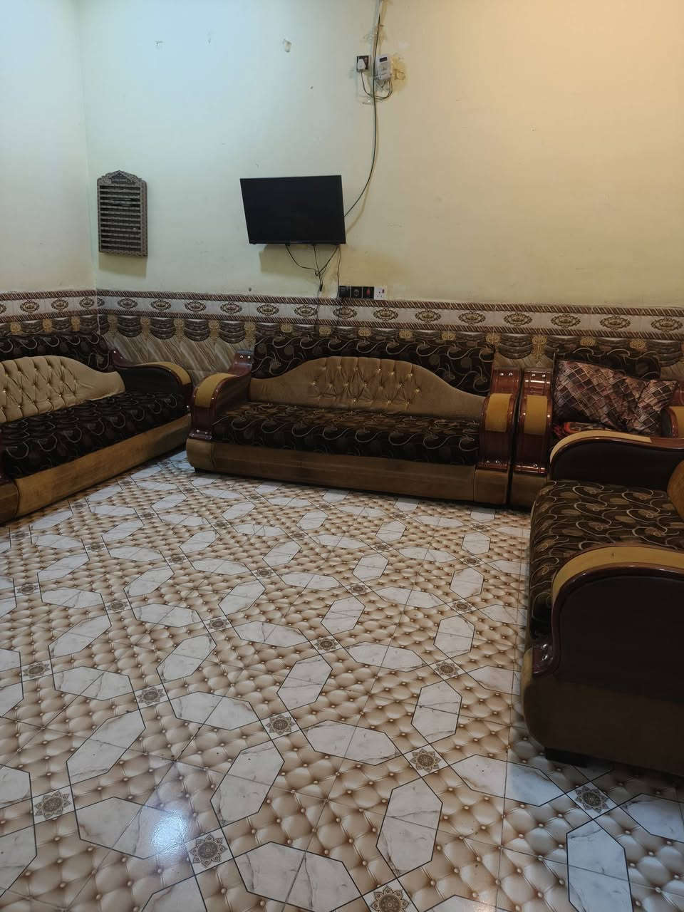 يا الله
بيت للبيع مساحه (150) 
تفاصيل البيت
طابقين
طابق إلا أول يحتوي على
غرفت نوم +صاله
+مطبخ+ستقبال
مجمع صحي داخلي منفصل
مجمع صحي خارجي منفصل
كراج جبير
البيت على شارع عشرين خلف دفاع المدني
إلا ستفسار ***********
